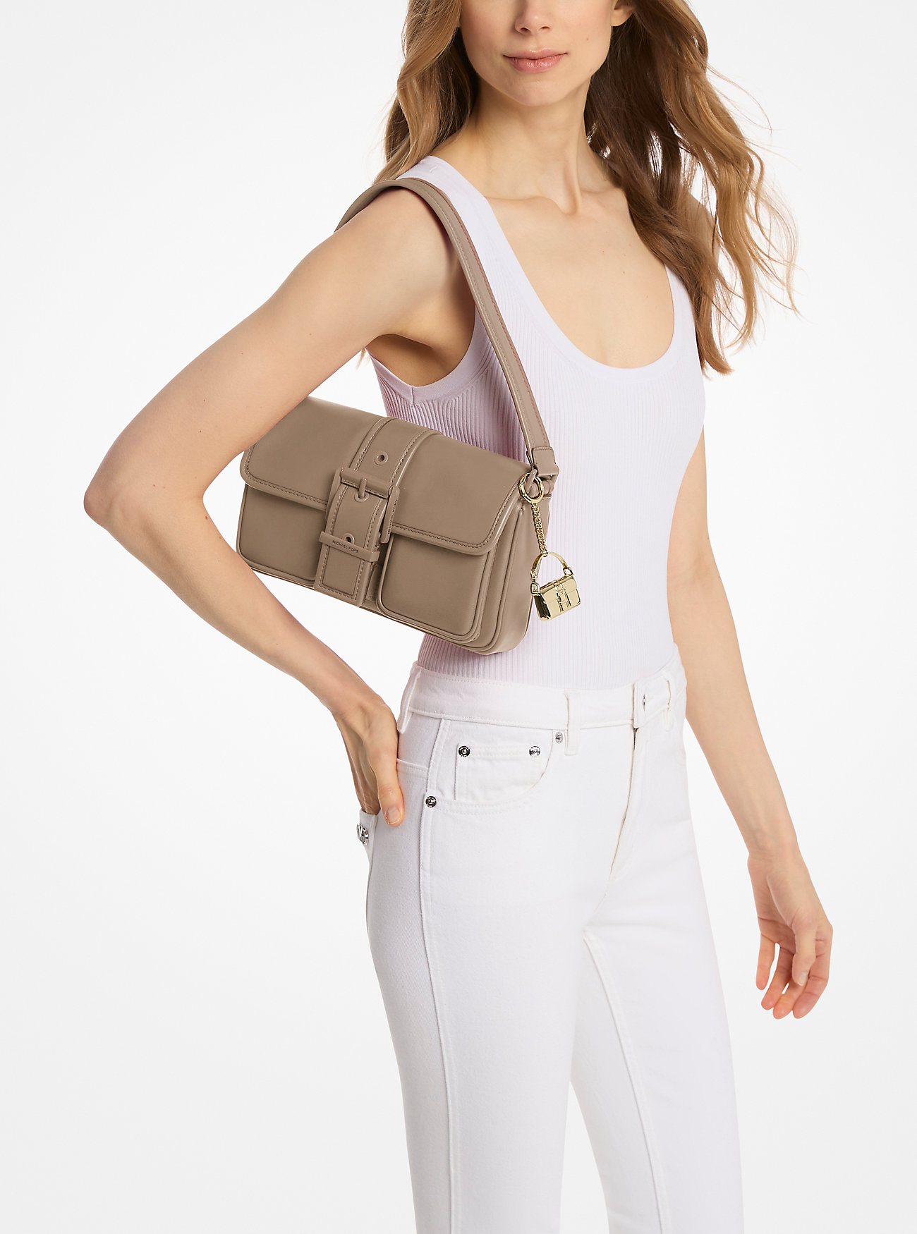 Prosta sukienka MK Cami Mini, torebka Colby, buty sportowe Toni - DEEPMULBERRY