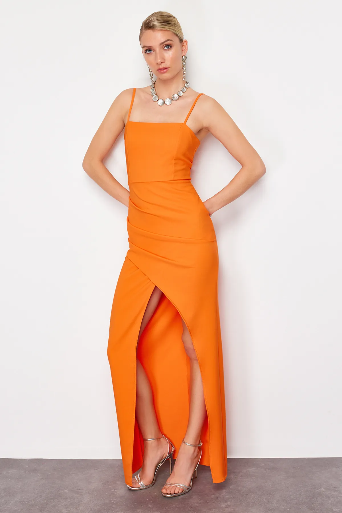 Trendyol Collection  Orange gewebtes, langes, elegantes Abendkleid TPRSS24AE00144