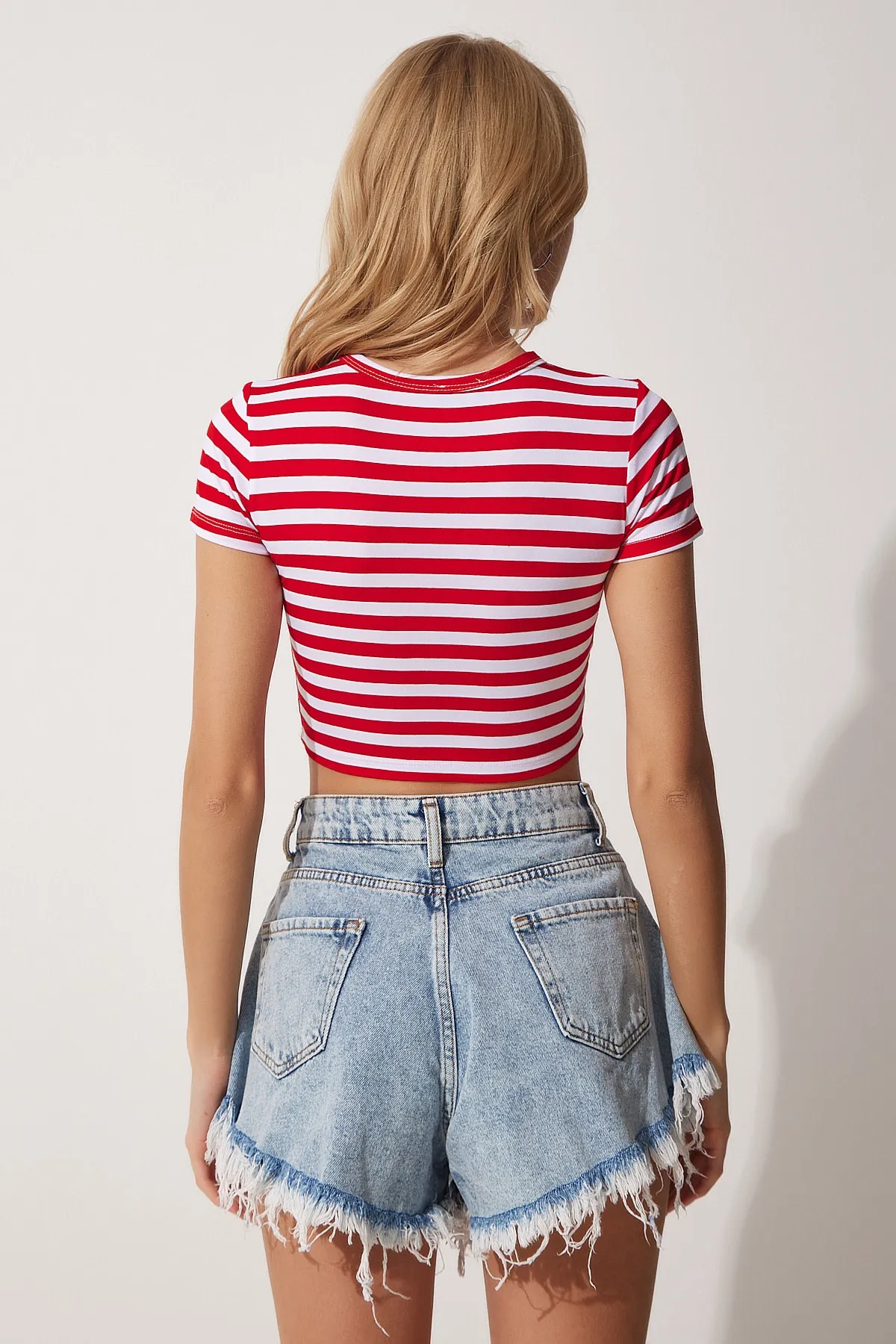 Happiness İstanbul  Rot-weiß gestreiftes, kurzes Strick-T-Shirt für Damen AA00038