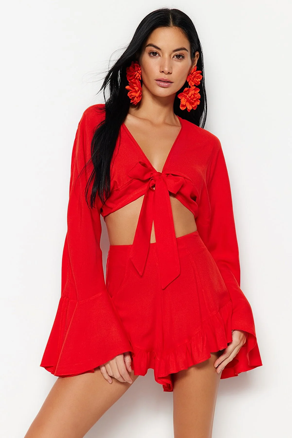 Trendyol Collection  Rotes Set aus gewebter Rüschenbluse und Shorts TBESS23AU00128