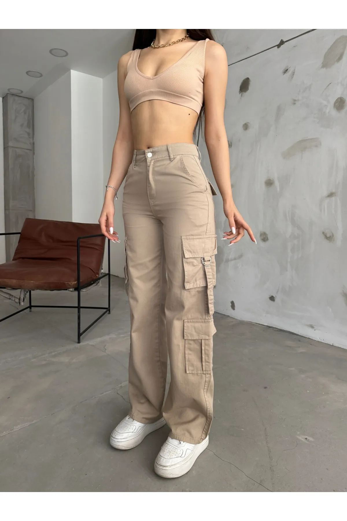 BİKELİFE  Beigefarbene Cargohose mit hoher Taille und mehreren Taschen und weitem Bein