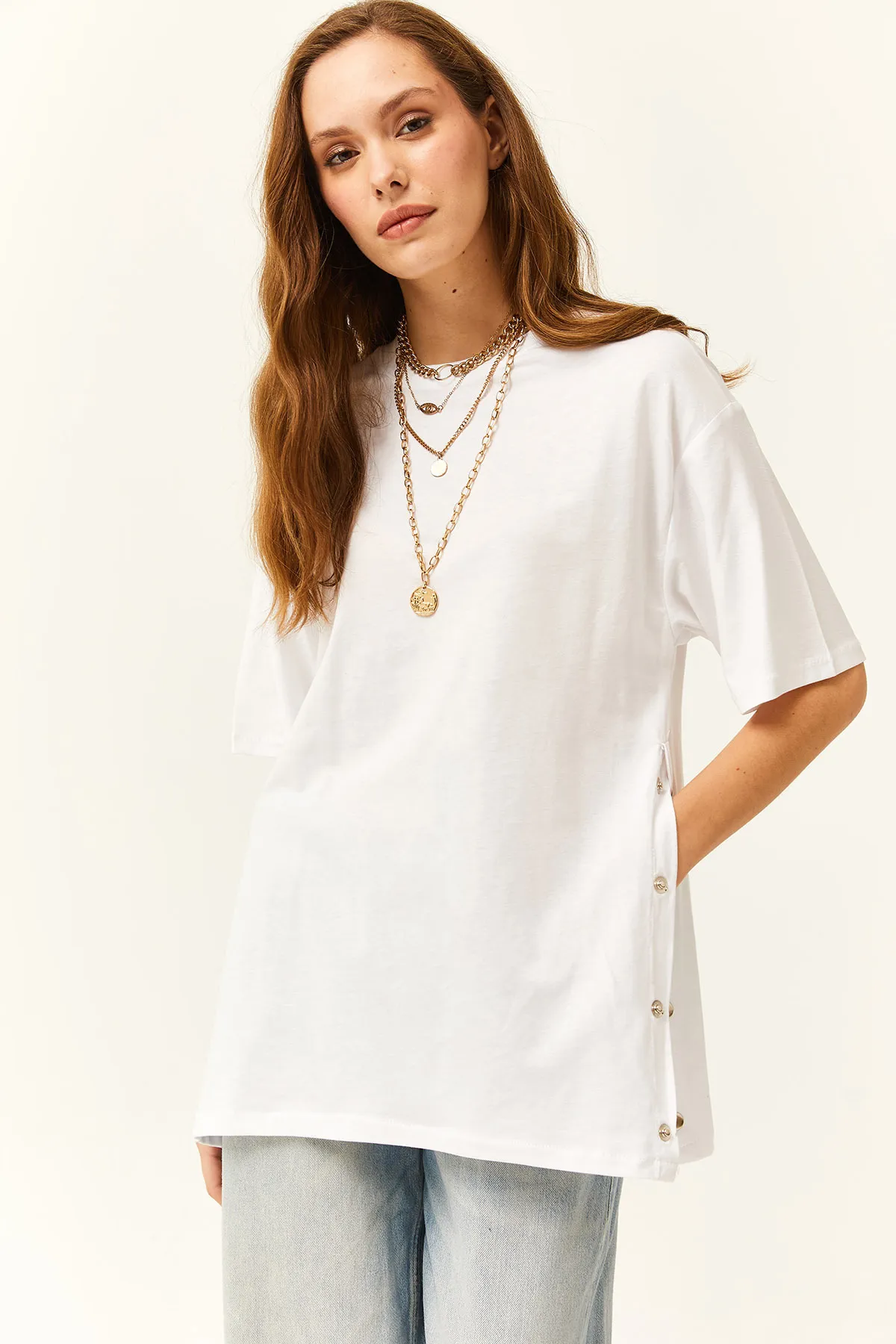 Olalook  Weißes Damen-T-Shirt aus Baumwolle mit goldenen Knöpfen an den Seiten TSH-19000762