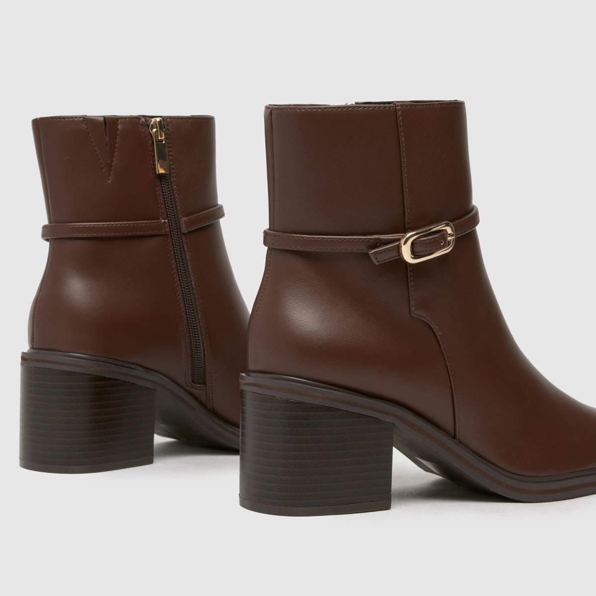 Schuh Briley sarkú csattal ellátott csizma barna színben