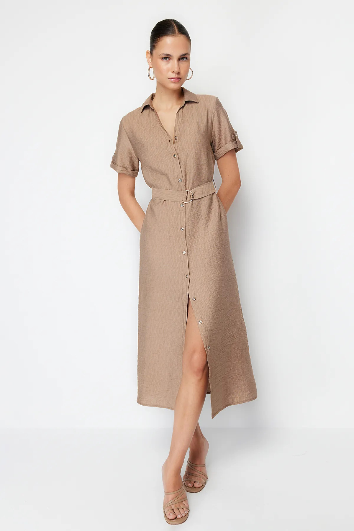 Trendyol Collection  Nerzfarbenes, gewebtes Midi-Hemdkleid mit Gürtel TWOSS24EL00226