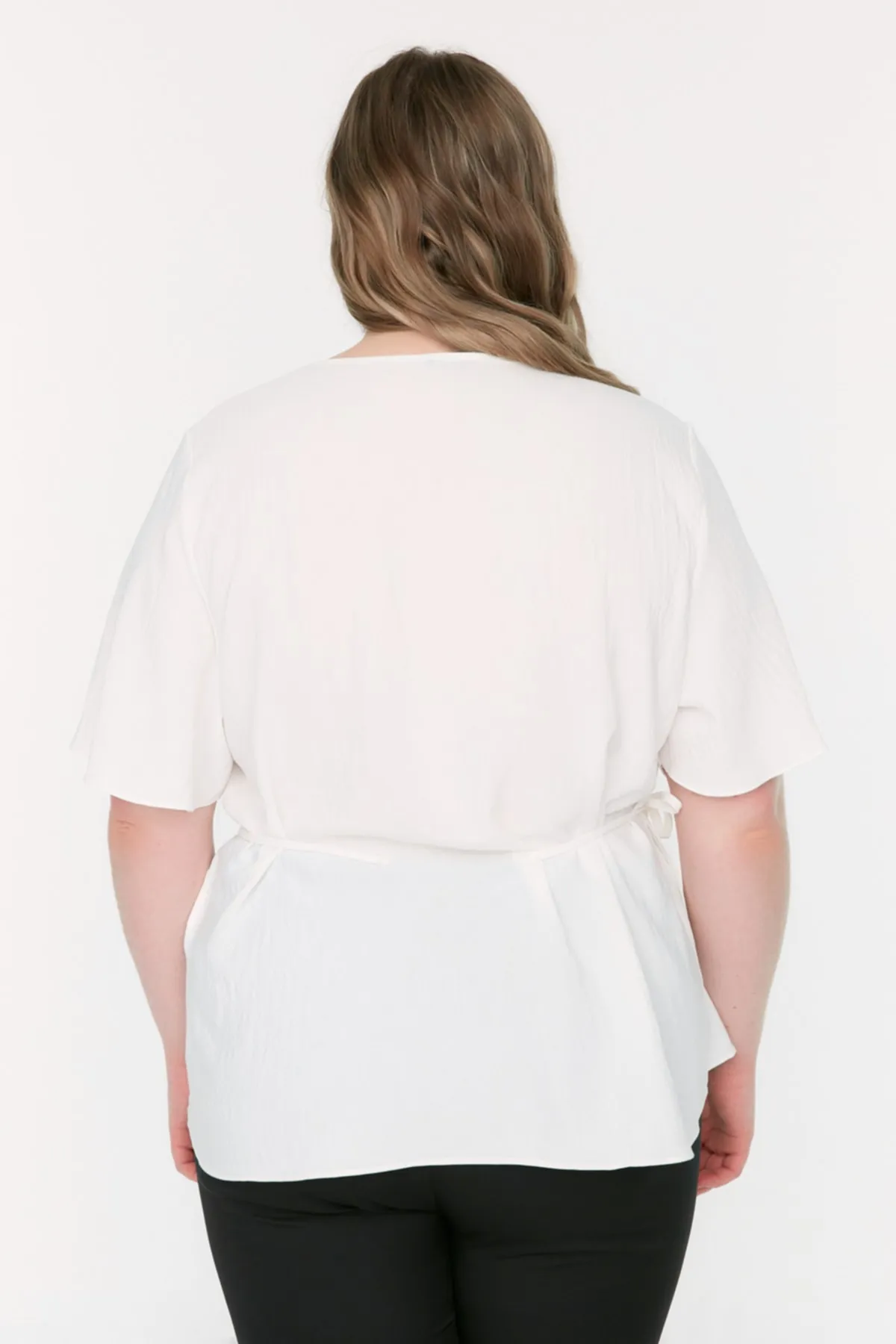 Trendyol Curve  Ecru gewebte Bluse zum Binden mit V-Ausschnitt TBBSS22BZ0753