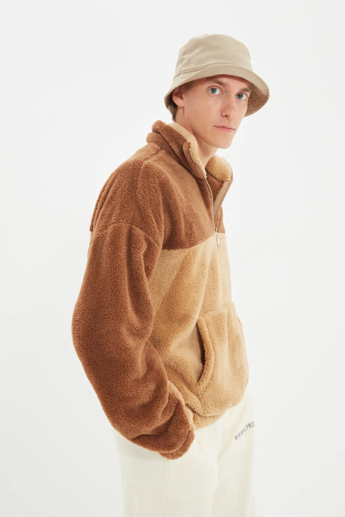 Trendyol Collection  Camel Unisex-Sweatshirt in Übergröße/Weitschnitt, Farbblock, minimale Stickerei, warmes Plüsch-Sweatshirt TMNAW22SW1477