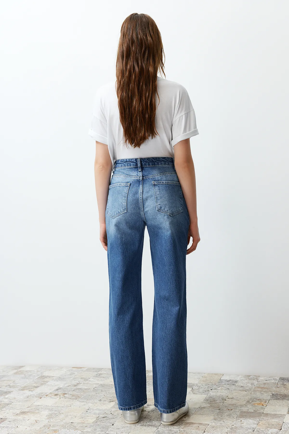 Trendyol Collection  Blaue zerrissene Jeans mit hoher Taille und weitem Bein TWOSS24JE00199