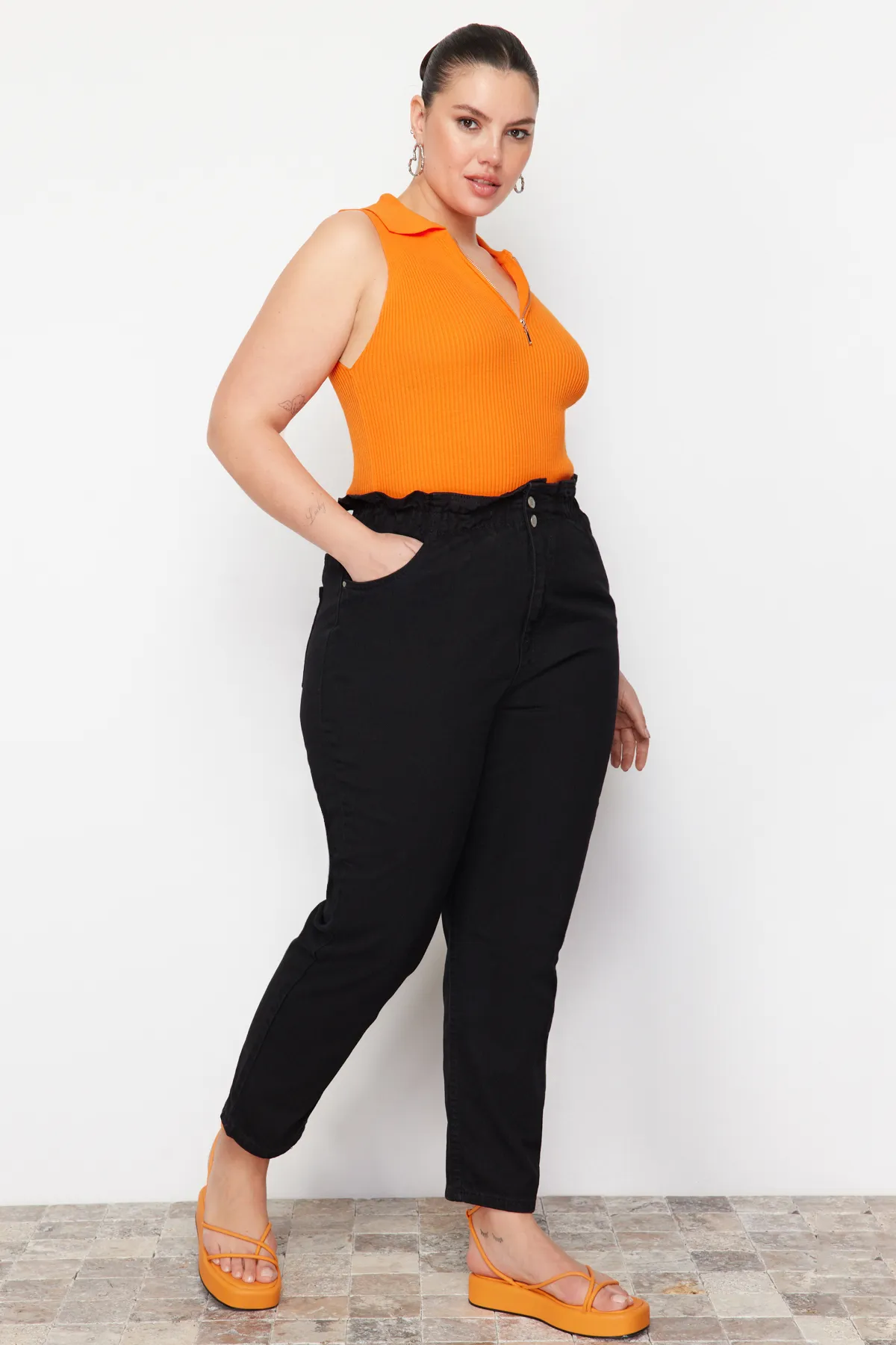 Trendyol Curve  Schwarze Mom-Jeans mit hoher Taille und elastischem Bund TBBAW23JE00002
