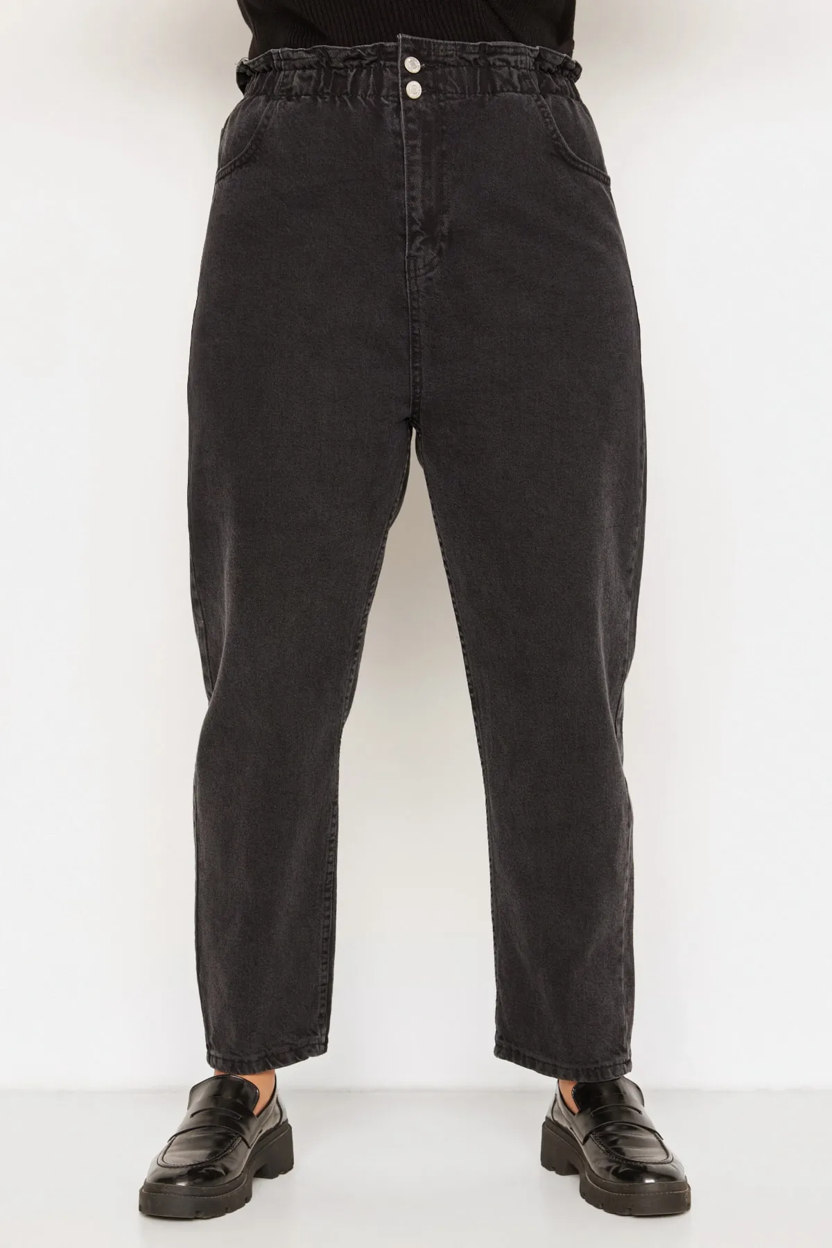 Trendyol Curve  Anthrazitfarbene Mom-Jeans mit hoher Taille und elastischem Bund TBBSS22JE00009