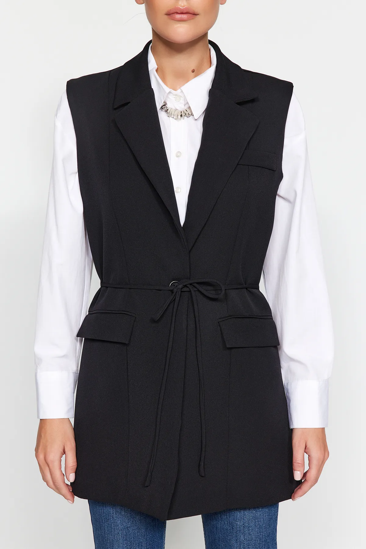 Trendyol Modest  Schwarze Jacke, Kragen, Taille, Bindedetail, gefütterte Webweste TCTAW24YL00025