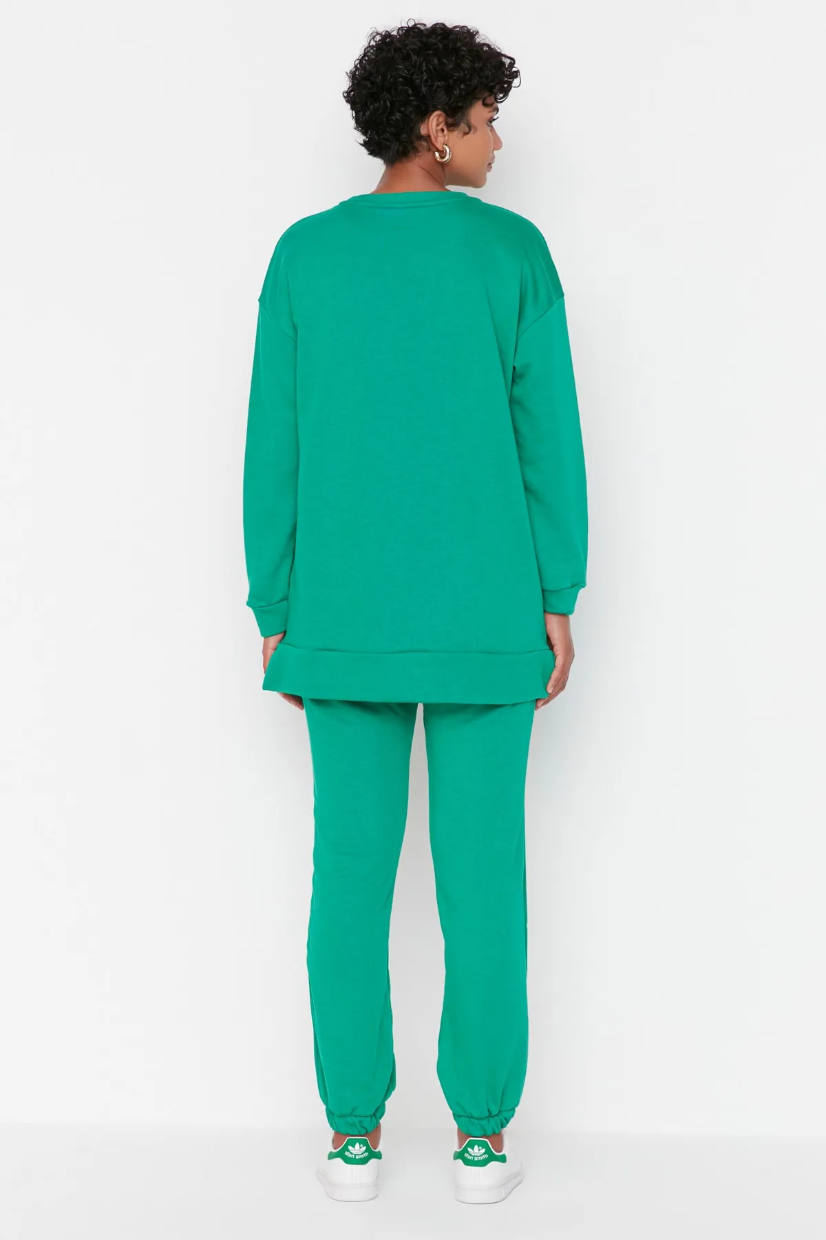 Trendyol Modest  Grünes, besticktes Basic-Strick-Trainingsanzug-Set mit Rundhalsausschnitt TCTAW23EN00001
