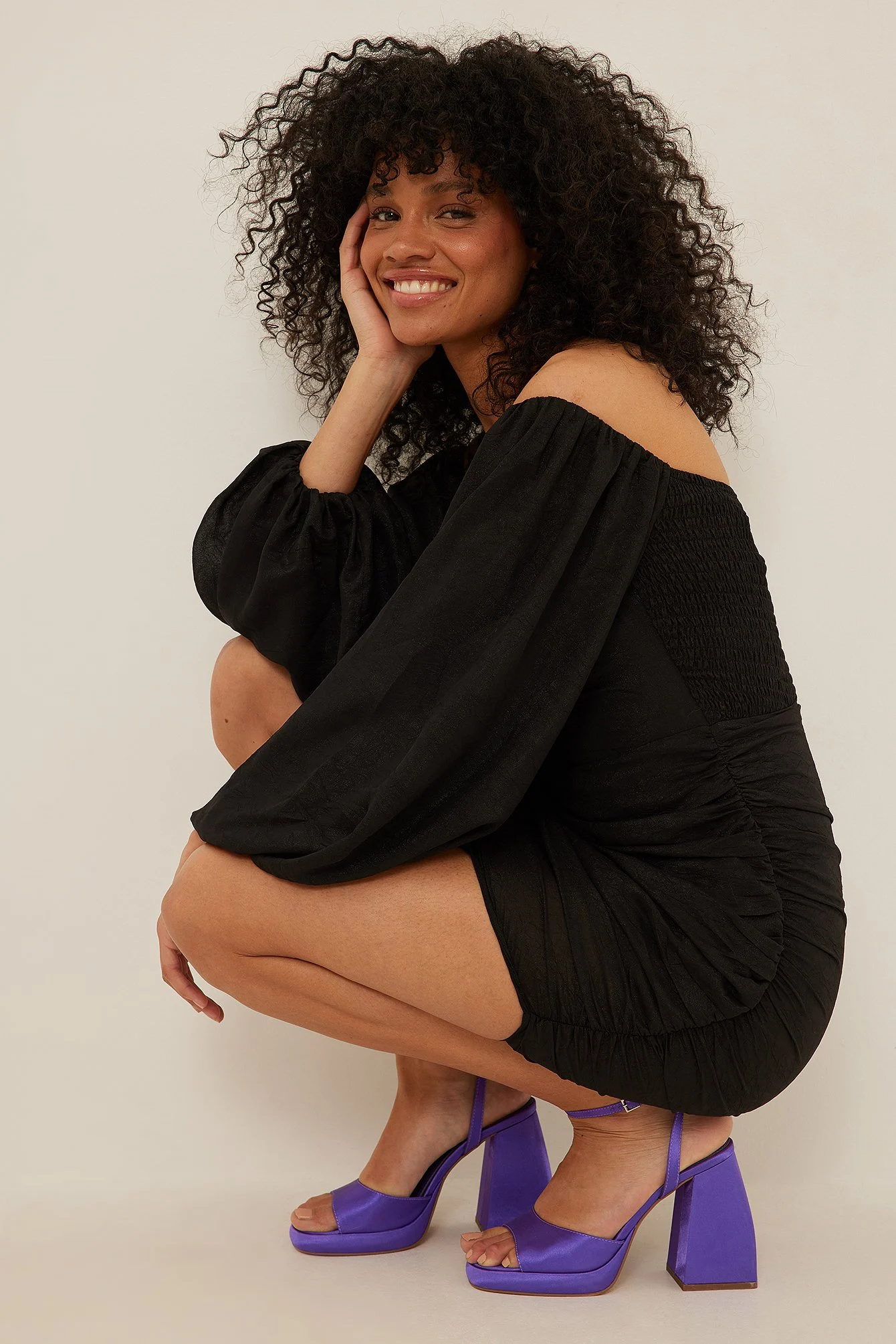 Kleid mit Körbchendetail und asymmetrischem Saum