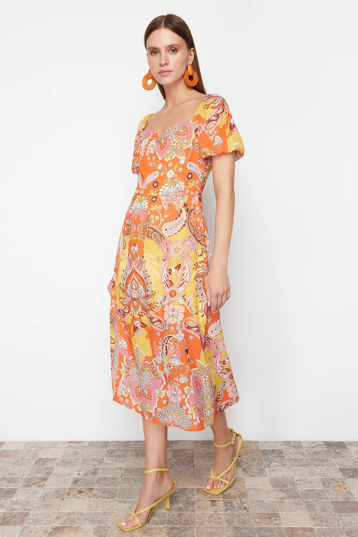 Trendyol Collection  Oranges gemustertes gewebtes Midikleid mit quadratischem Ausschnitt und Schlitz TWOSS23EL01846