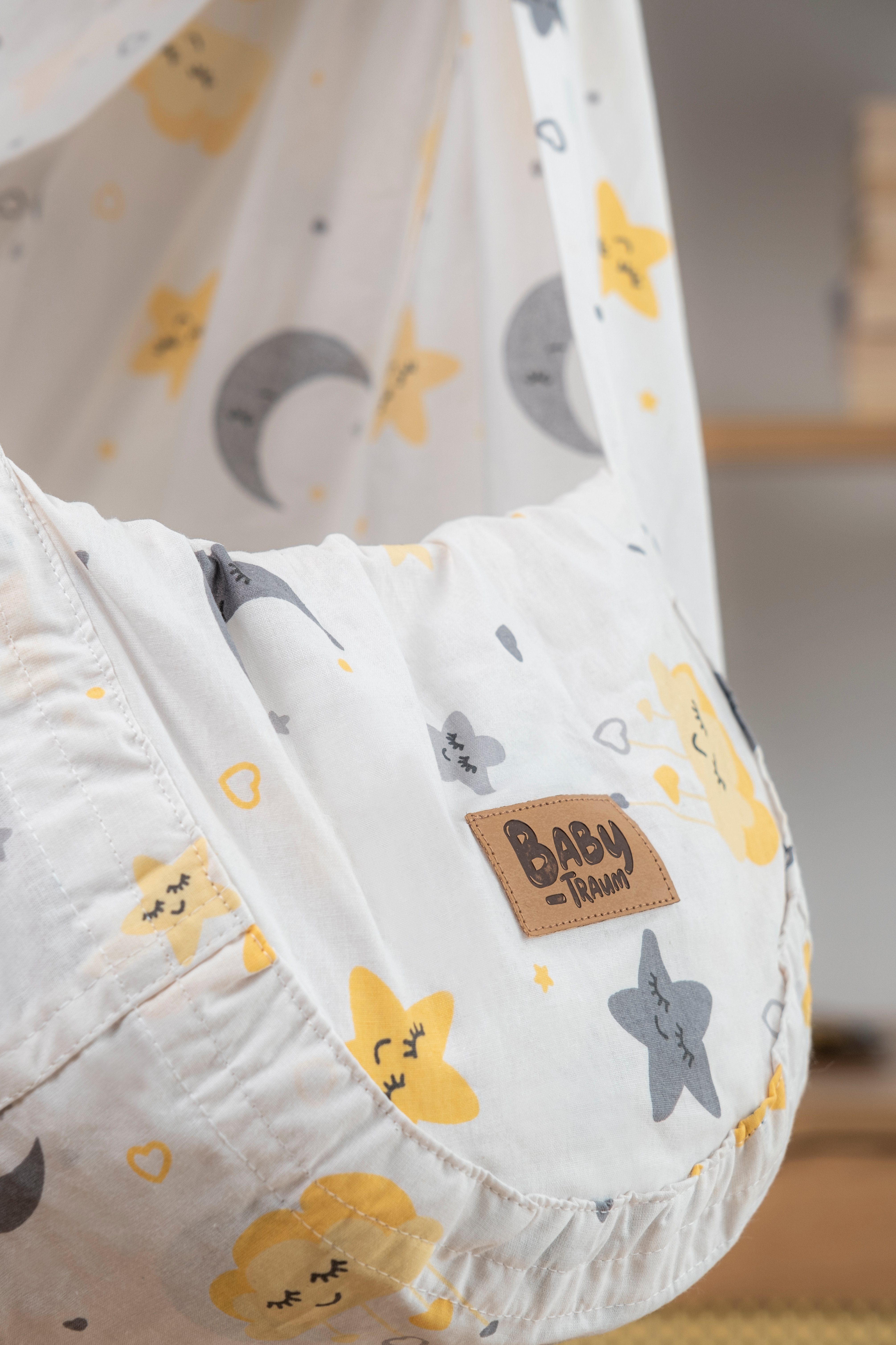 Teppich-Traum Federwippe Einschlafhilfe Baby-Traum Federwiege, 0-15 kg, Sterne Mond & Herzchen auf weiß