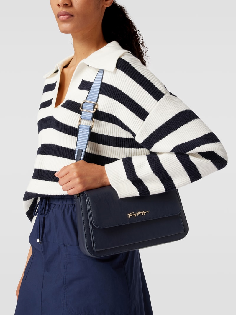 Handtasche mit Label-Applikation in dunkelblau