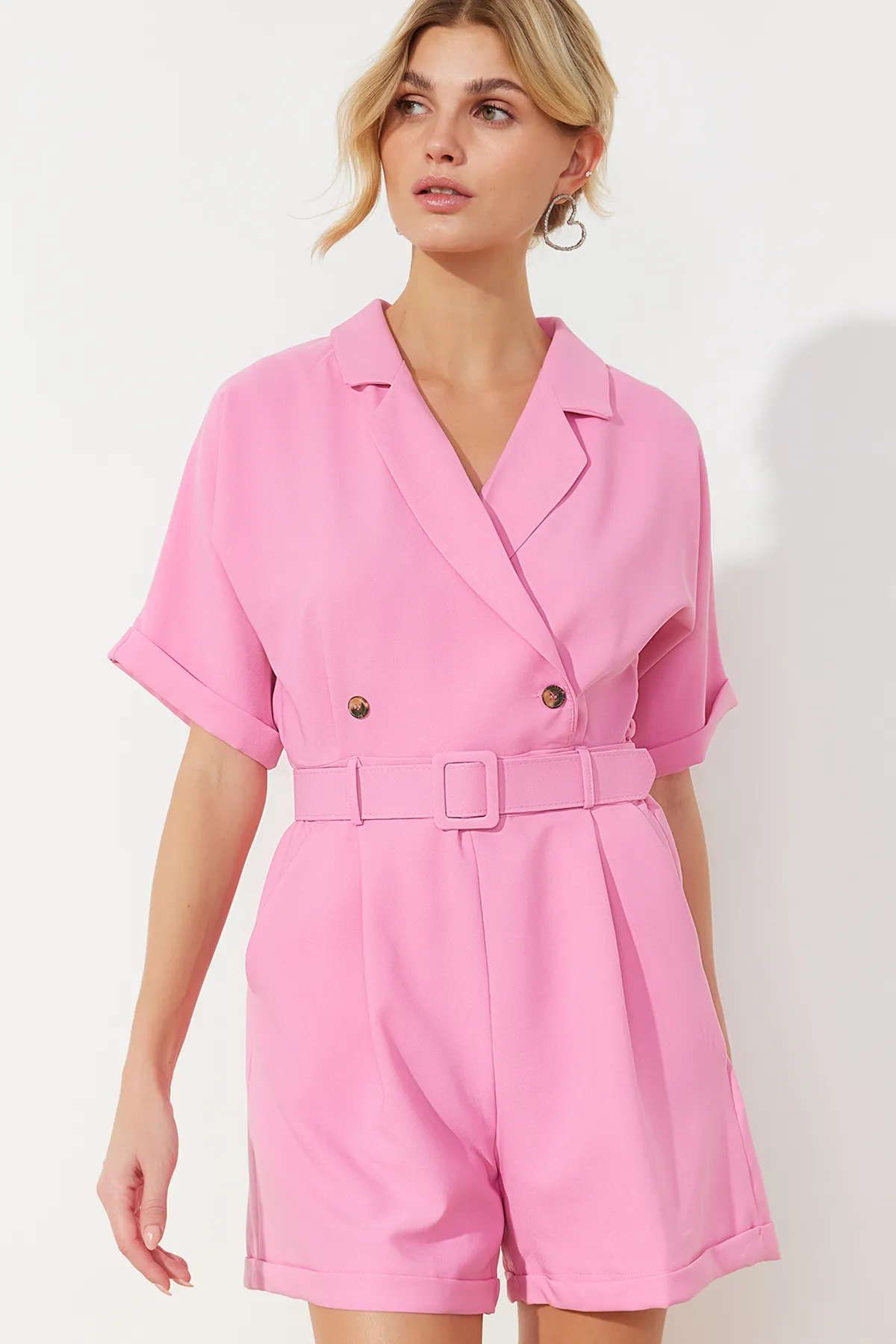 Trendyol Collection  Rosa gewebter Mini-Jumpsuit mit geripptem Kragen und Gürtel TWOSS19WX0112