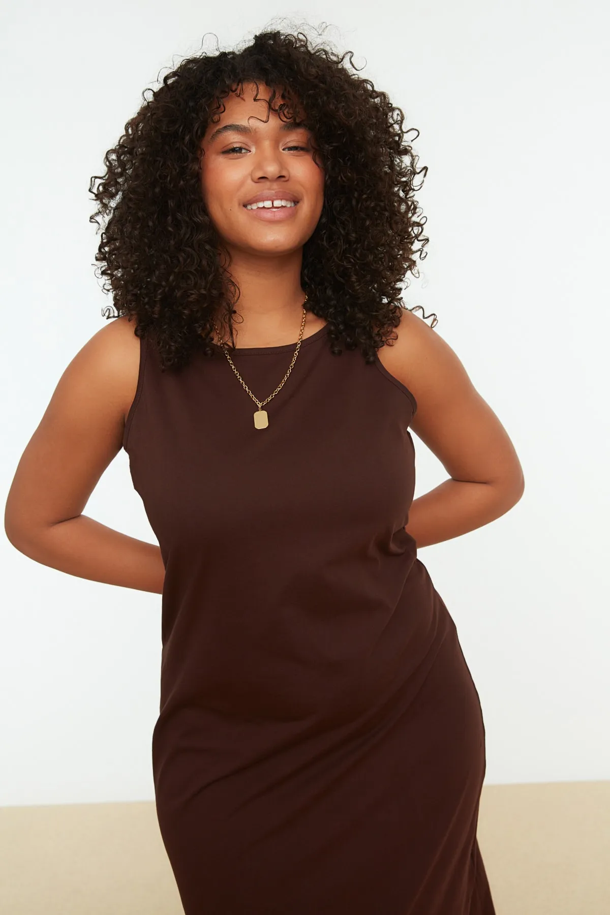 Trendyol Curve  Dunkelbraunes Shift-Strickkleid mit Rundhalsausschnitt und Schlitz TBBSS22AH0162