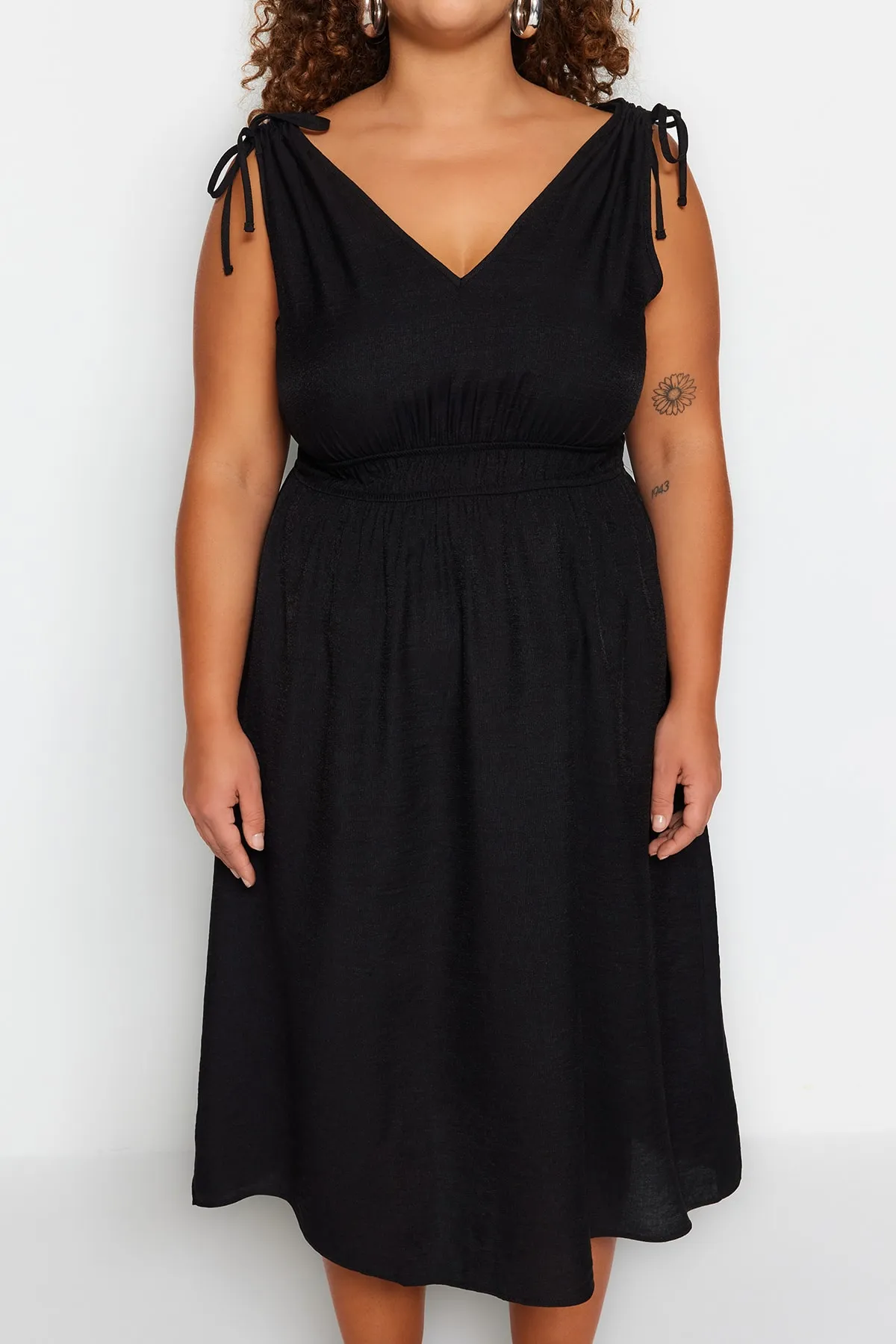 Trendyol Curve  Schwarzes gewebtes Kleid mit elastischer Taille TBBSS23AH00044