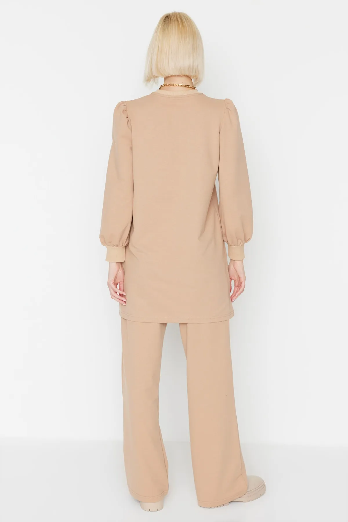 Trendyol Modest  Kamelfarbenes Tunika-Hosen-Strickset mit Schulterdetail TCTAW23US00183