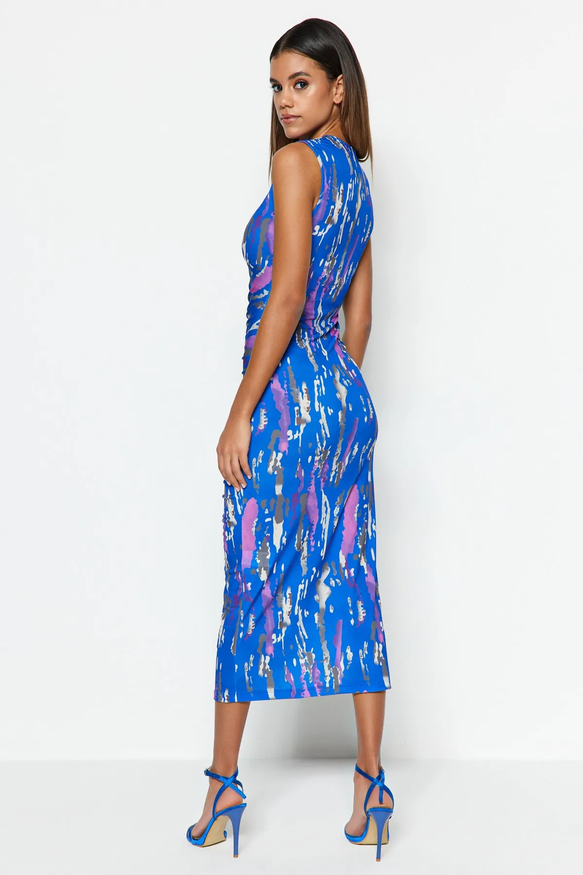 Trendyol Collection  Marineblaues, bedrucktes, tailliertes/tailliertes Midi-Bleistiftkleid aus flexiblem Strick mit Raffung TWOSS23EL00751