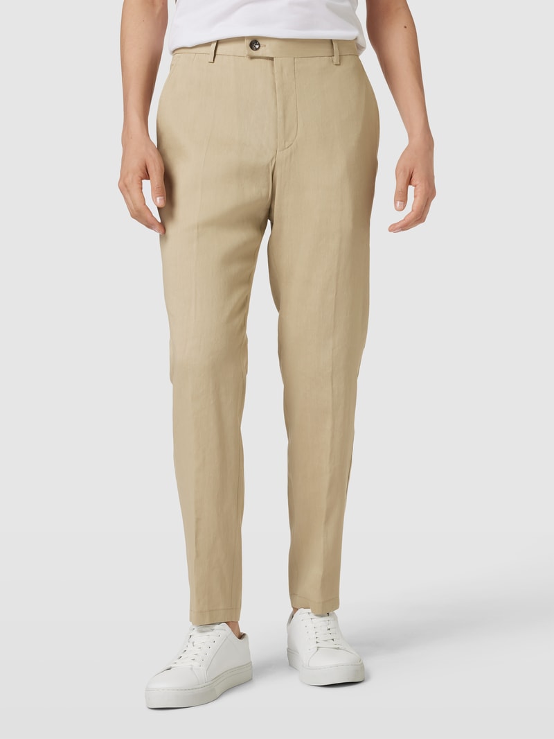 Chino mit französischen Eingrifftaschen in sand