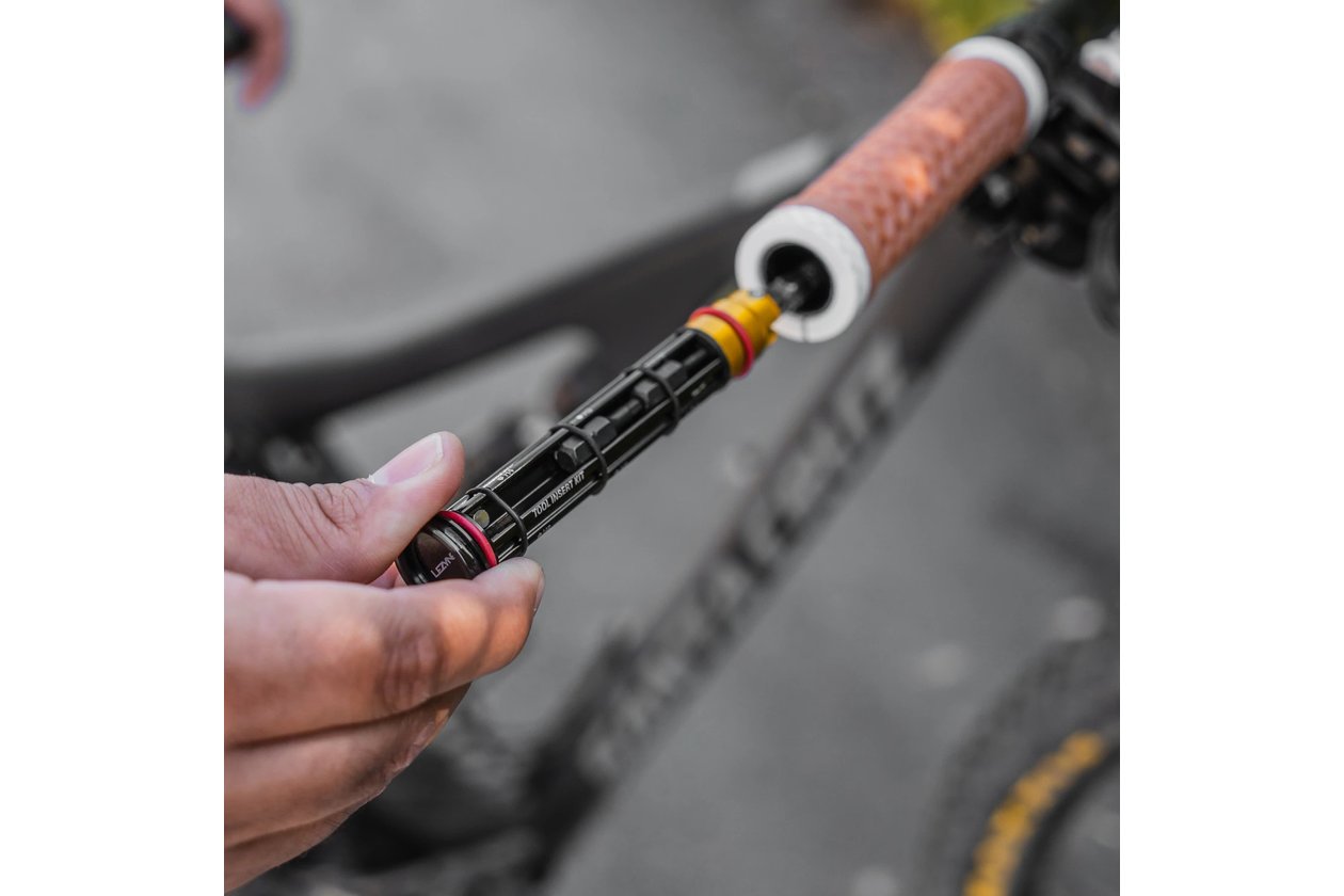 Lezyne BarPlug Minitool + Tubeless Dual Insert Kit - M