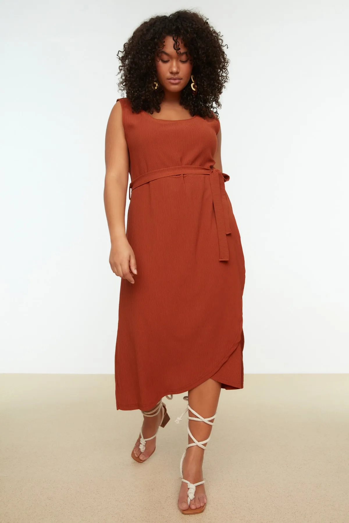 Trendyol Curve  Zweireihiges Strickkleid mit Fliesengürtel TBBSS22AH0144