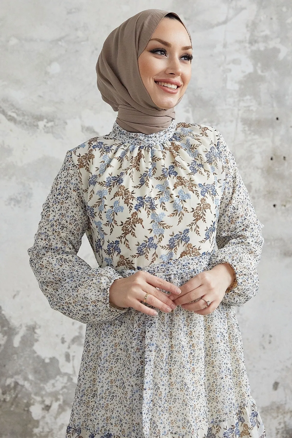 InStyle  Nessa Chiffonkleid mit Blumenmuster und Gürtel – Blau