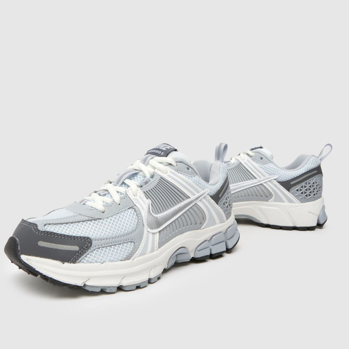 Nike silverfärgade Vomero 5 ungdomsskor