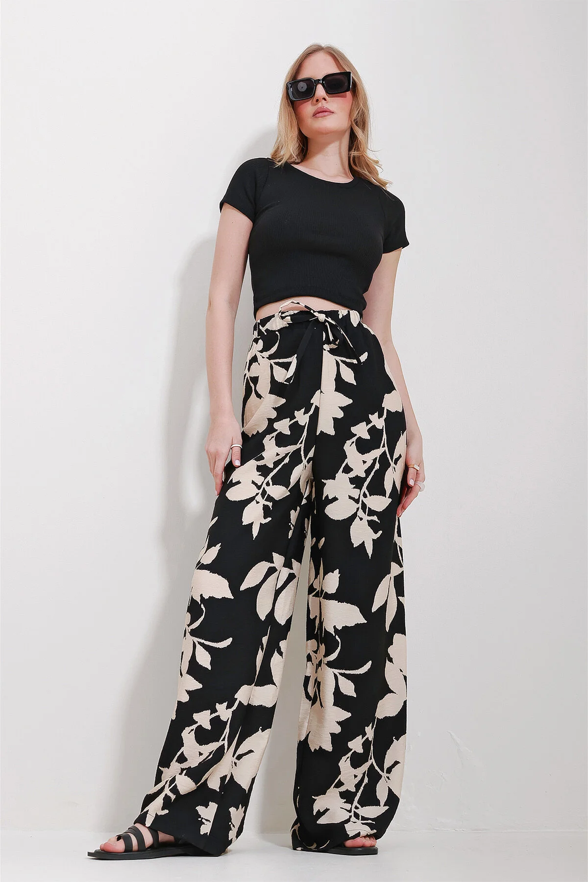 Trend Alaçatı Stili  Damenhose mit lässigem Schnitt und Muster in Vanille-Schwarz ALC-X6528