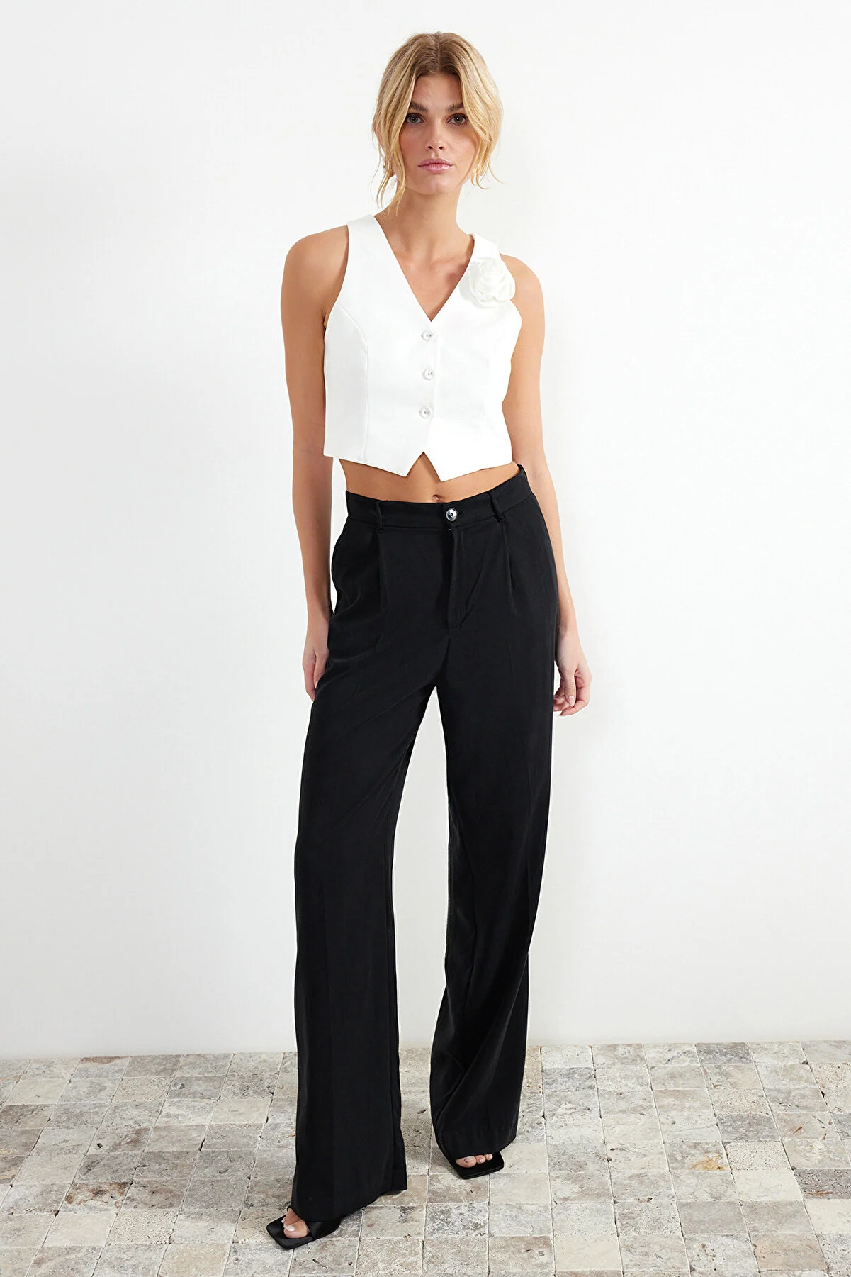 Trendyol Collection  Ecru taillierte, rosafarbene, detaillierte Webweste TWOSS24YE00026