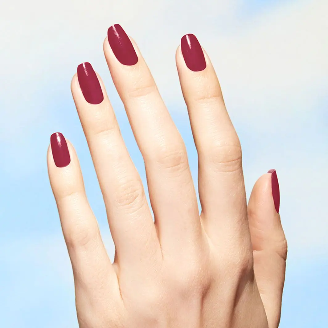 Opi Nature Strong lak za nokte Give a Garnet 15ml