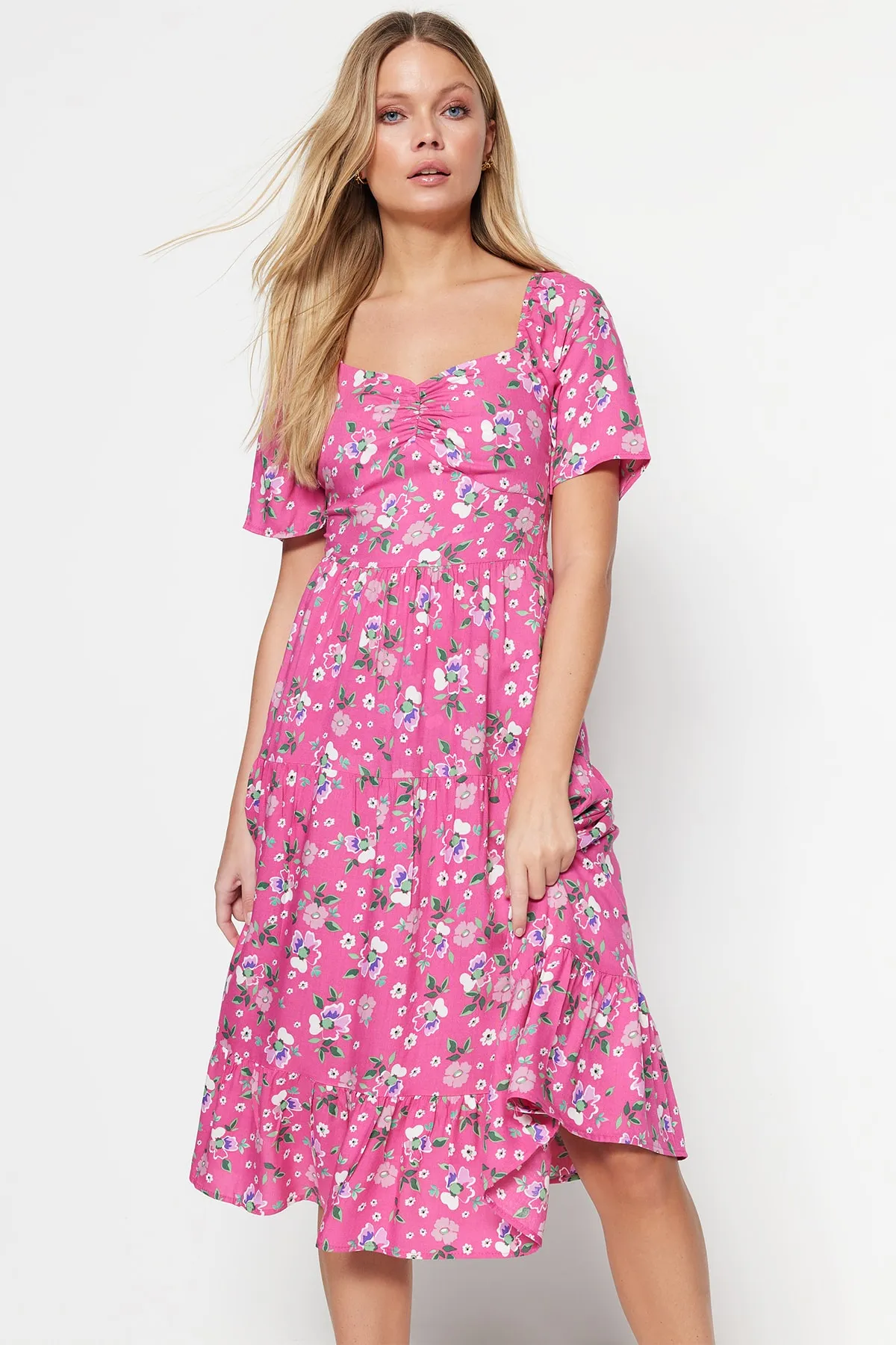 Trendyol Collection  Rosafarbenes, gewebtes Midikleid in A-Linie mit Ballonärmeln und Blumendruck TWOSS20EL2323