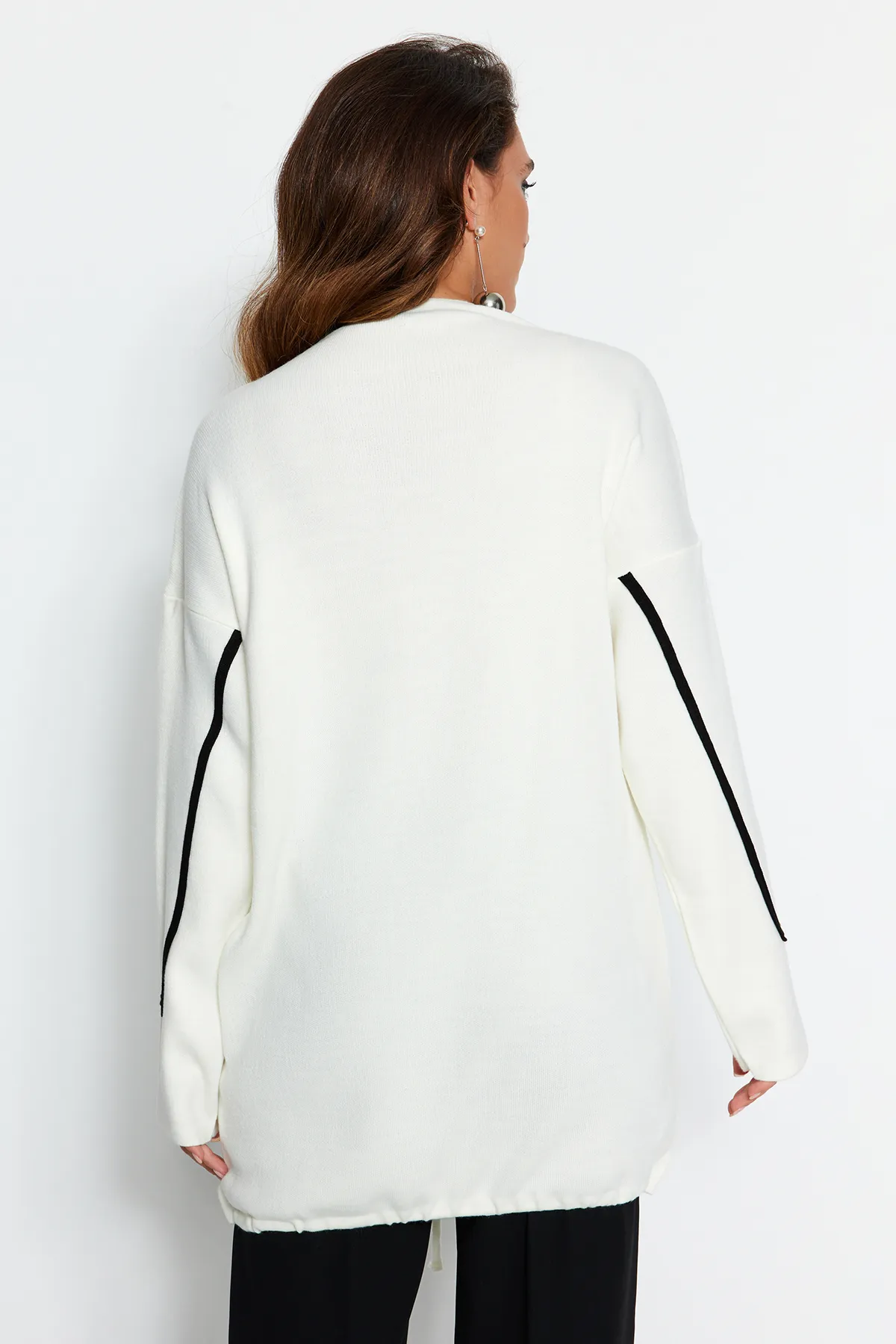 Trendyol Modest  Ecrufarbener Strickpullover mit Streifenpaspelierung und detailliertem Muster TCTAW22AK0002