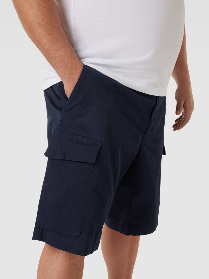 PLUS SIZE Cargoshorts mit Label-Details in marineblau