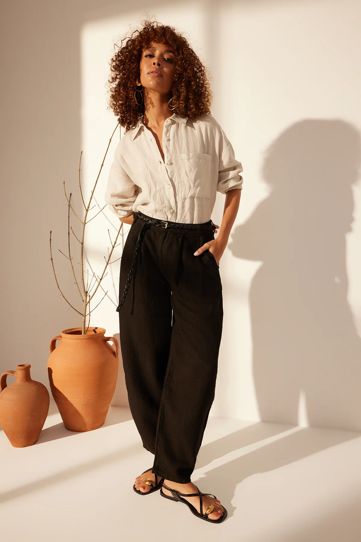 Trendyol Collection  Schwarze Hose aus 100 % Leinen mit hoher Taille TWOSS24JE00243