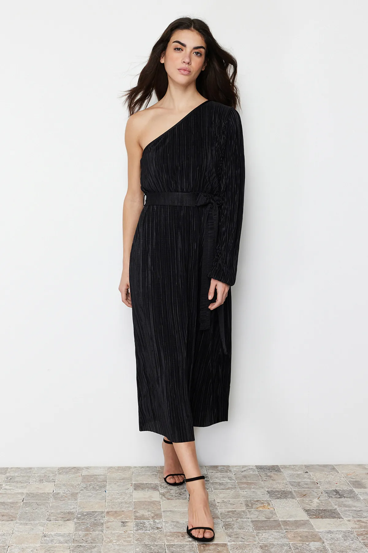 Trendyol Collection  Schwarzes Midi-Bleistiftkleid aus dehnbarem Strick mit Gürtel und einem Ärmel TWOSS24EL00425