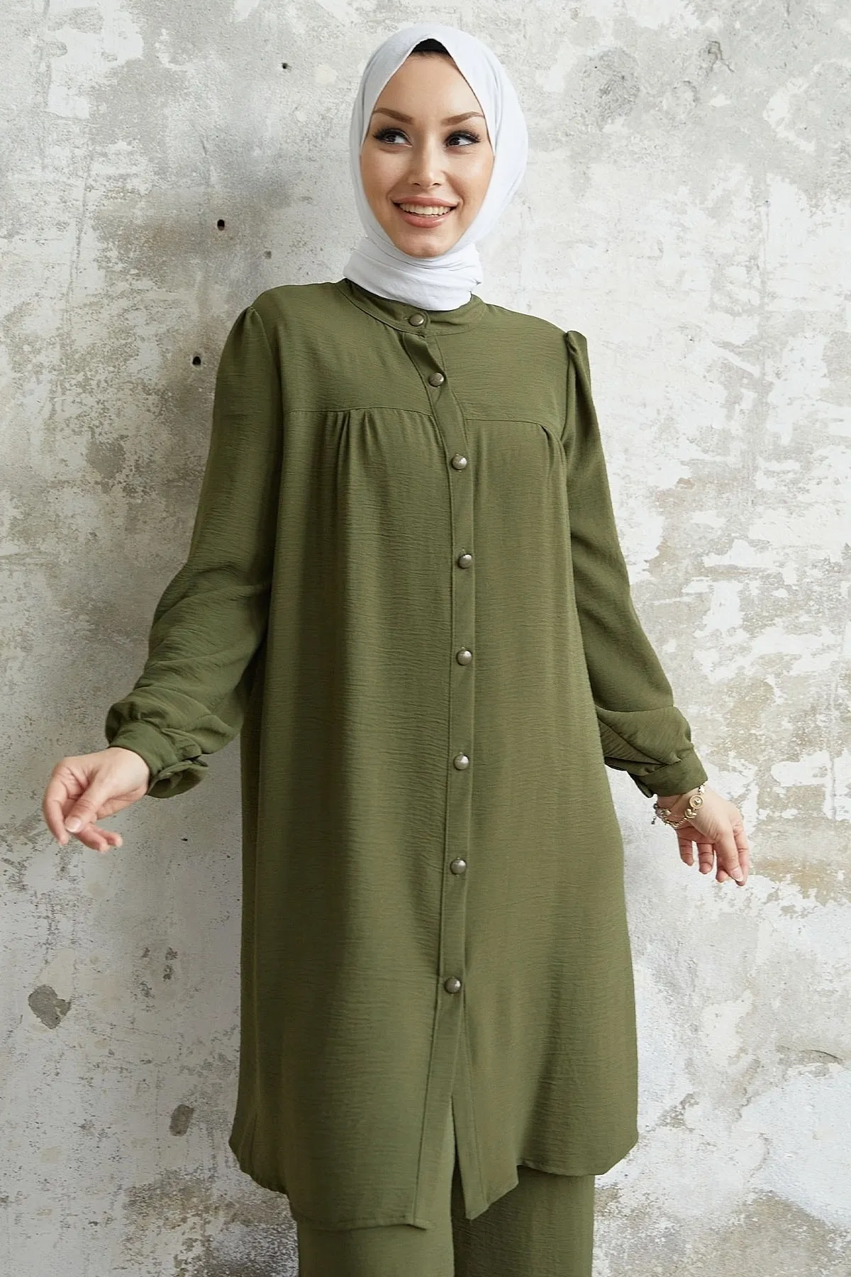 InStyle  Arfa Ayrobin geknöpfter Freizeitanzug – Khaki