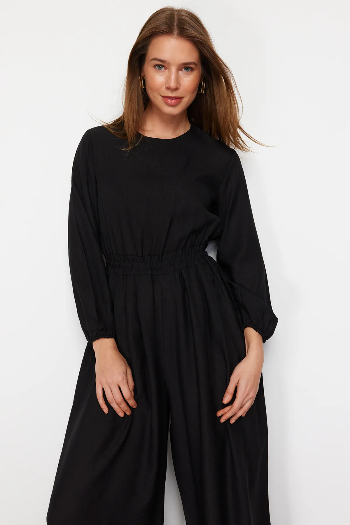 Trendyol Modest  Schwarzer Overall mit Rundhalsausschnitt, elastischer Taille, bequemer Schnitt und weitem Bein in Leinenoptik TCTSS21TU0206