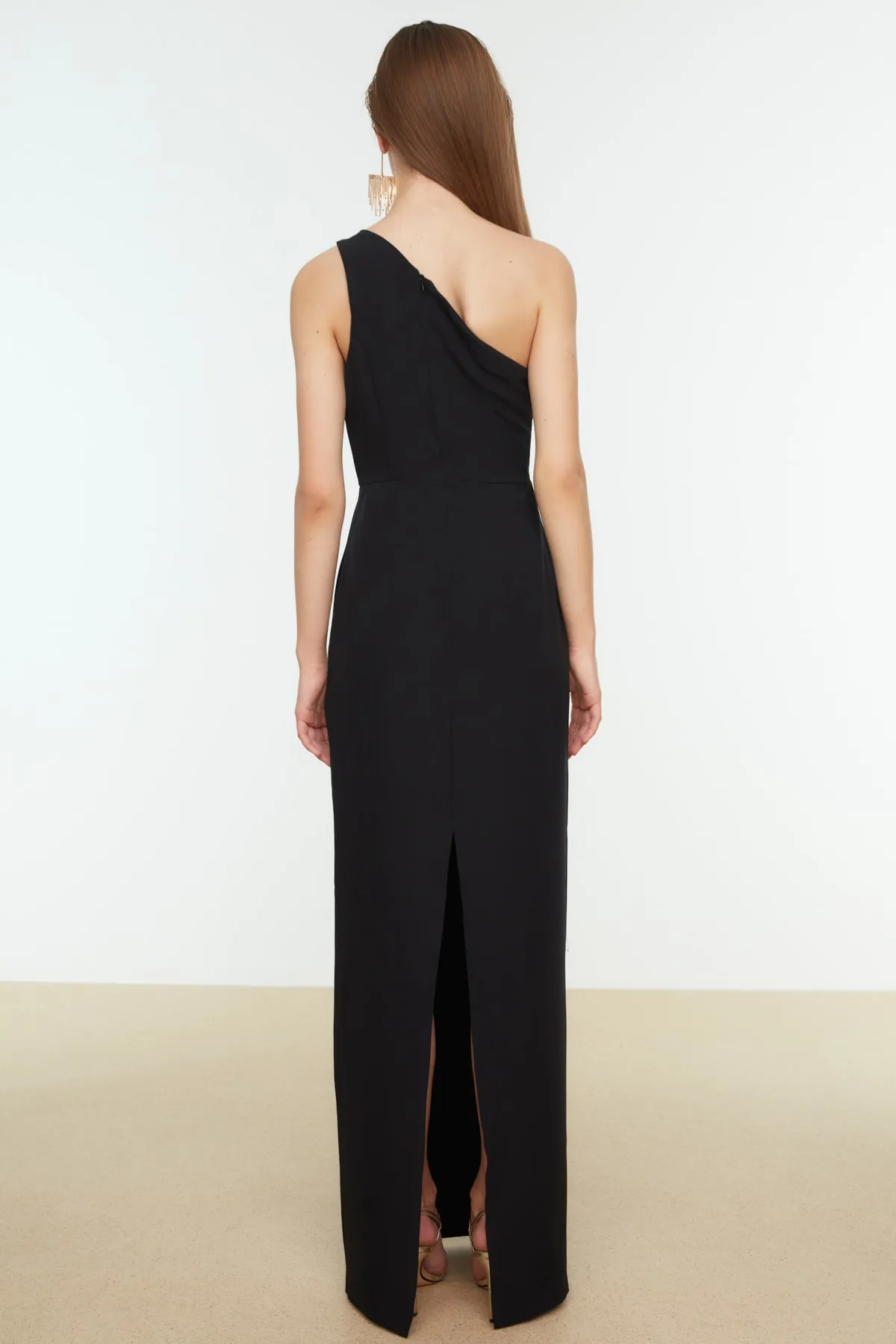Trendyol Collection  Schwarzes langes Abendkleid mit gewebtem Fenster/Ausschnitt-Detail TPRSS21AE0066