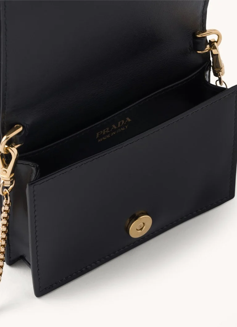 Prada-lompakko paljeteilla ja irrotettavalla olkahihnalla