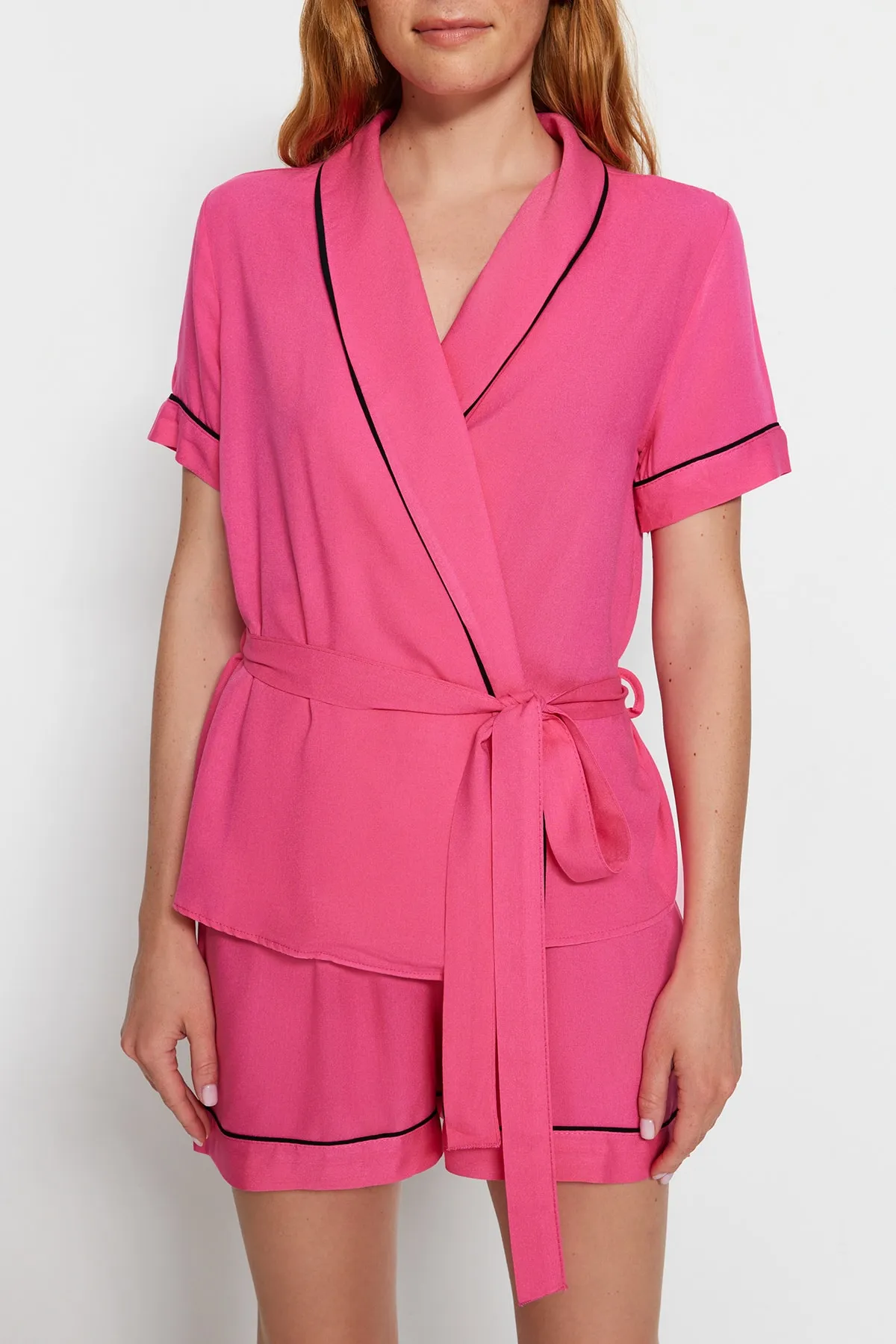 Trendyol Collection  Rosa Pyjama-Set aus Viskose mit Hemd und Shorts und Gürtel sowie Paspelierung THMSS23PT00203