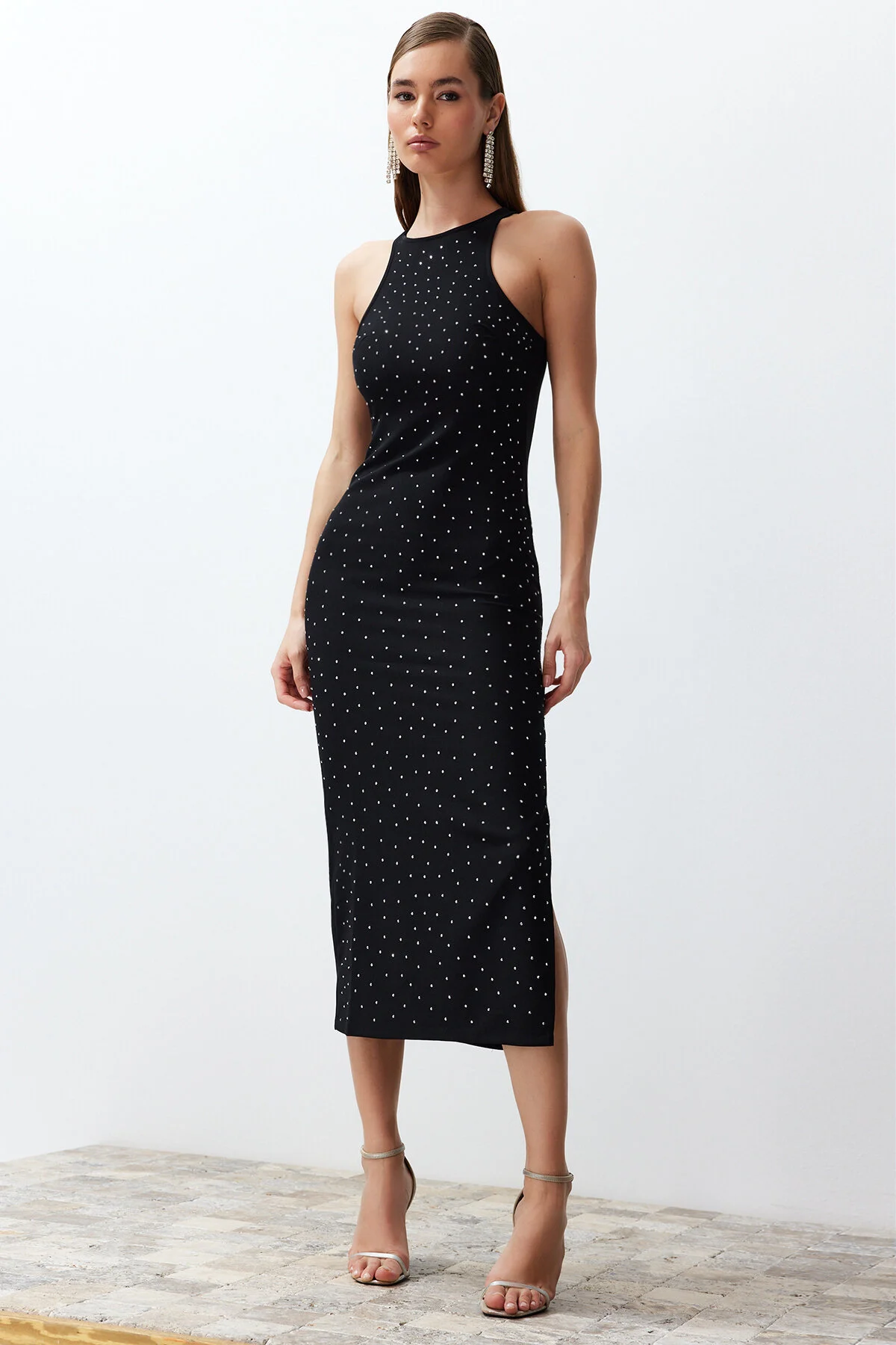 Trendyol Collection  Stilvolles schwarzes Abendkleid mit glänzendem Steindetail