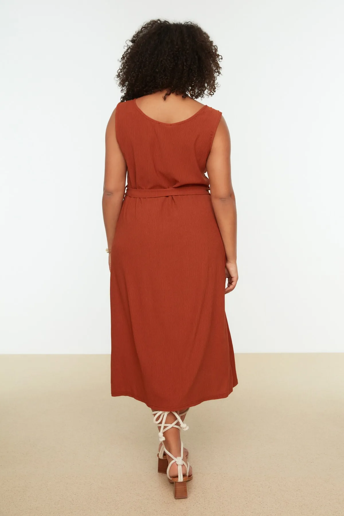 Trendyol Curve  Zweireihiges Strickkleid mit Fliesengürtel TBBSS22AH0144
