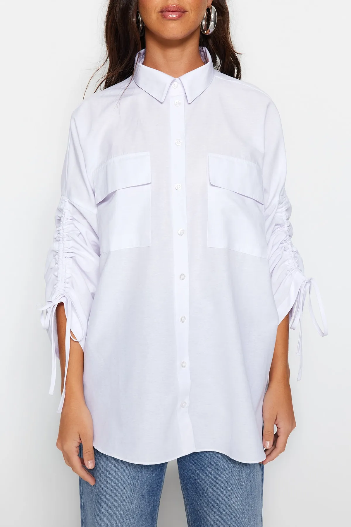 Trendyol Modest  Weißes Hemd aus gewebter Baumwolle mit verstellbaren Ärmeln und Kordelzugdetail TCTSS23TG00011