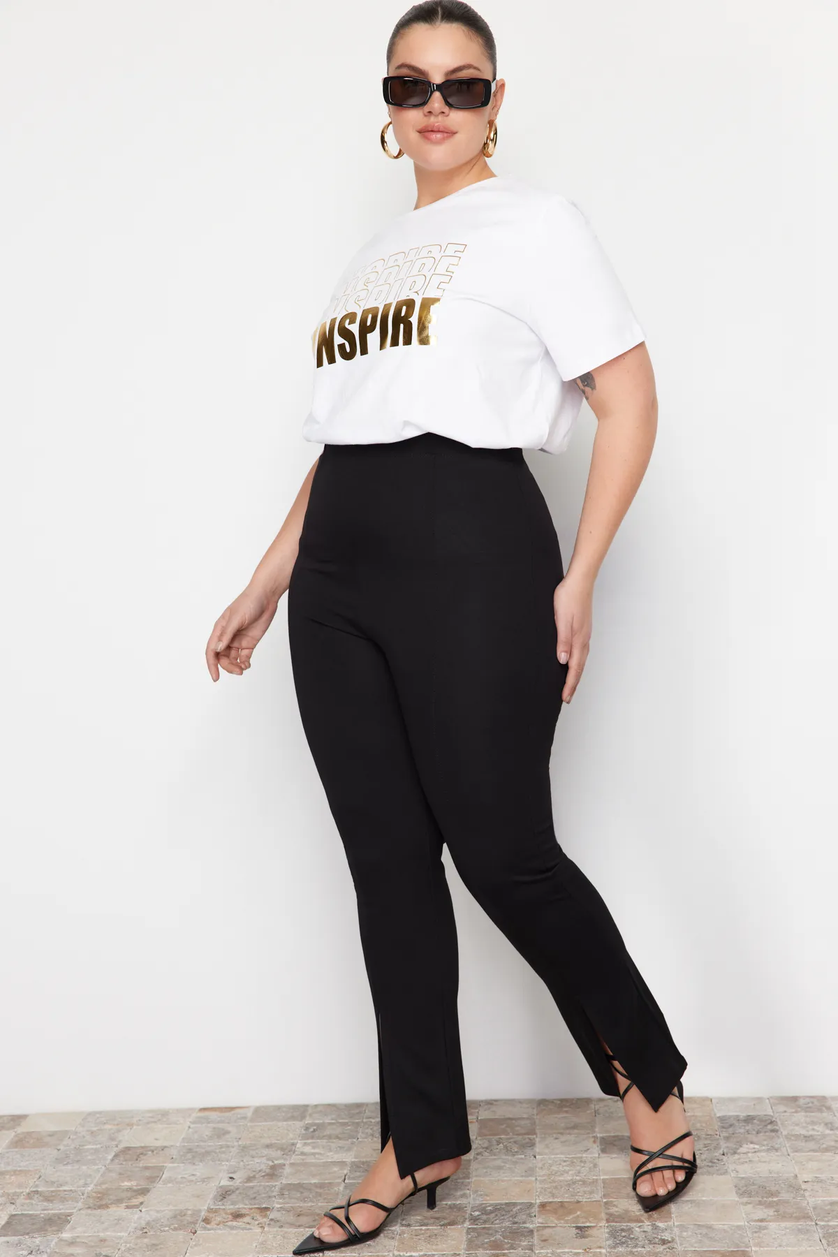 Trendyol Curve  Schwarze Strickhose mit Schlitz und hoher Taille TBBSS22PL00014