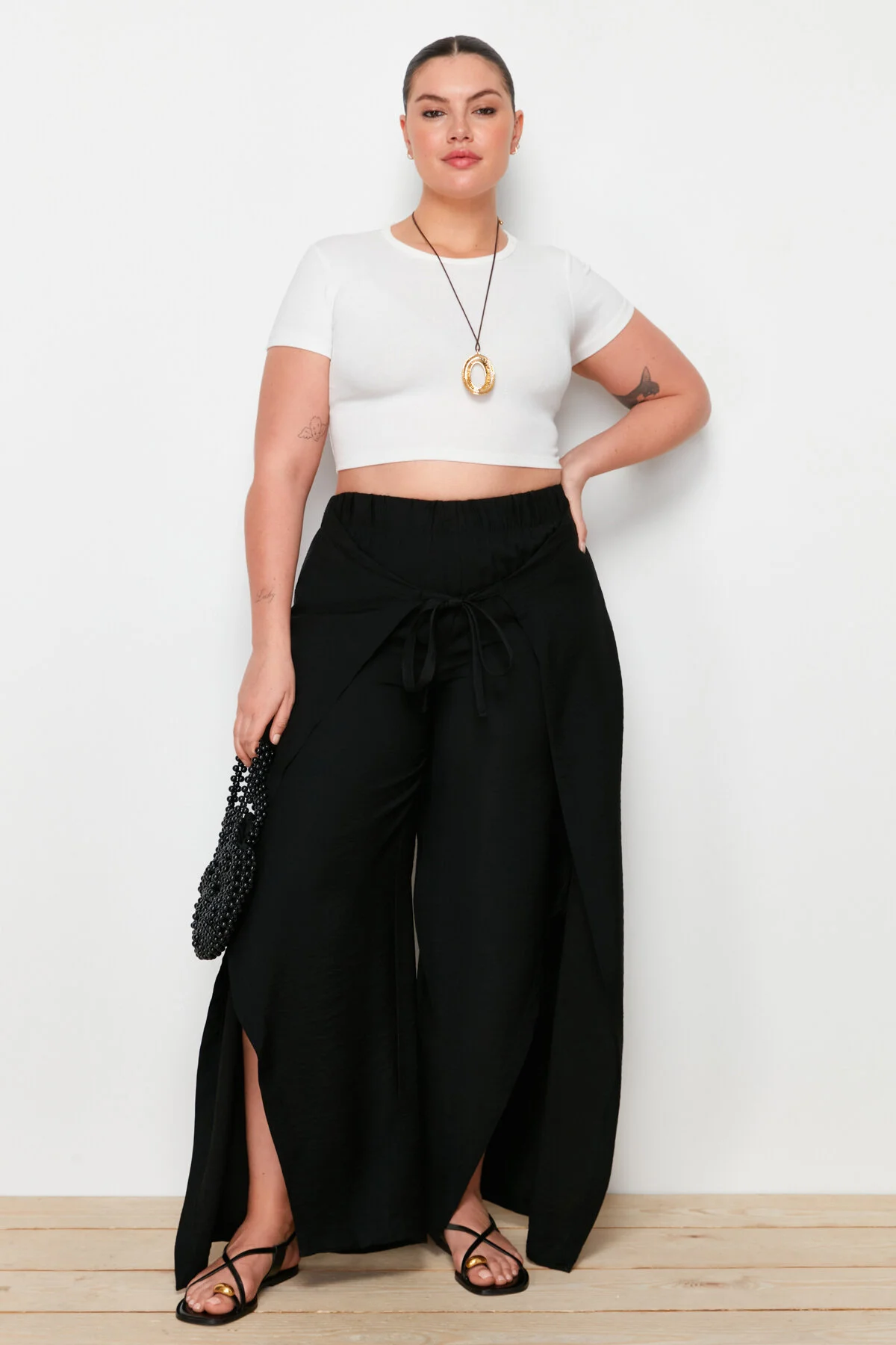 Trendyol Curve  Schwarze Strandhose aus gewebtem Textil mit Wickelverschluss