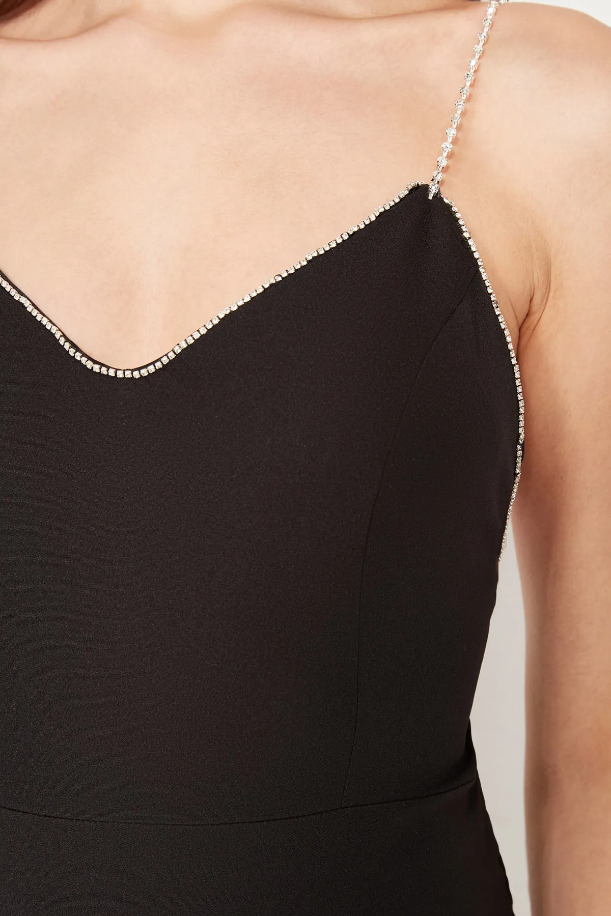 Trendyol Collection  Schwarzes, gewebtes, elegantes Abendkleid mit glänzenden Steinaccessoires TPRSS20EL2061