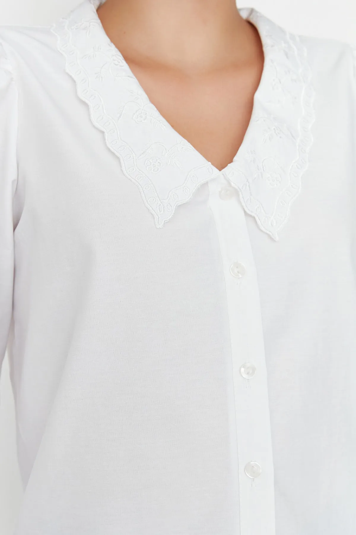 Trendyol Collection  Weißes, besticktes Baumwollhemd mit Stickereidetails - TWOAW21GO0005