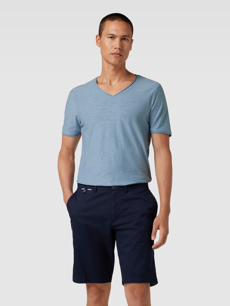 Regular Fit T-Shirt aus Baumwolle mit V-Ausschnitt in rauchblau